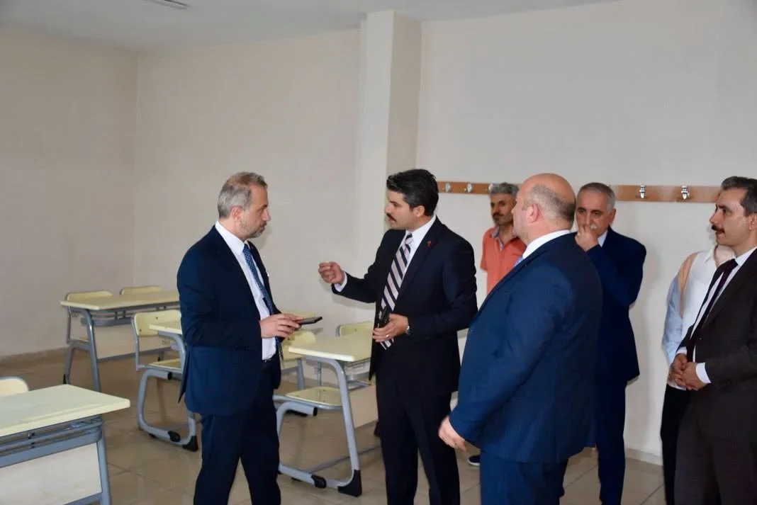 Hopa Kaymakamı Karakaya, okullarda incelemelerde bulundu