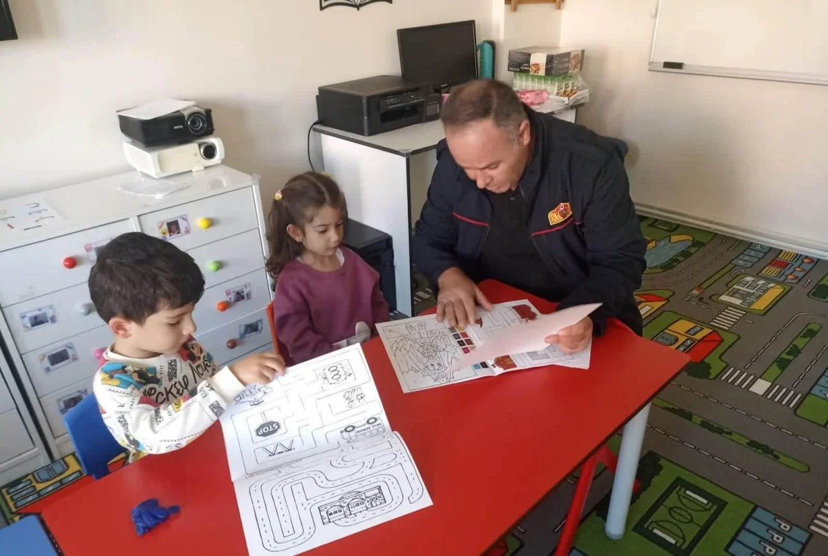 Kars itfaiye ekiplerinden minik öğrencilere yangın güvenliği eğitimi